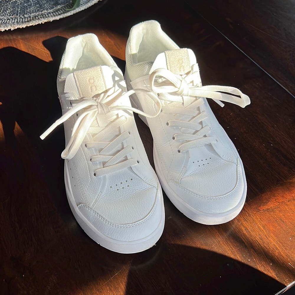 On Running The Roger Clubhouse Tennis Sneakers size 8